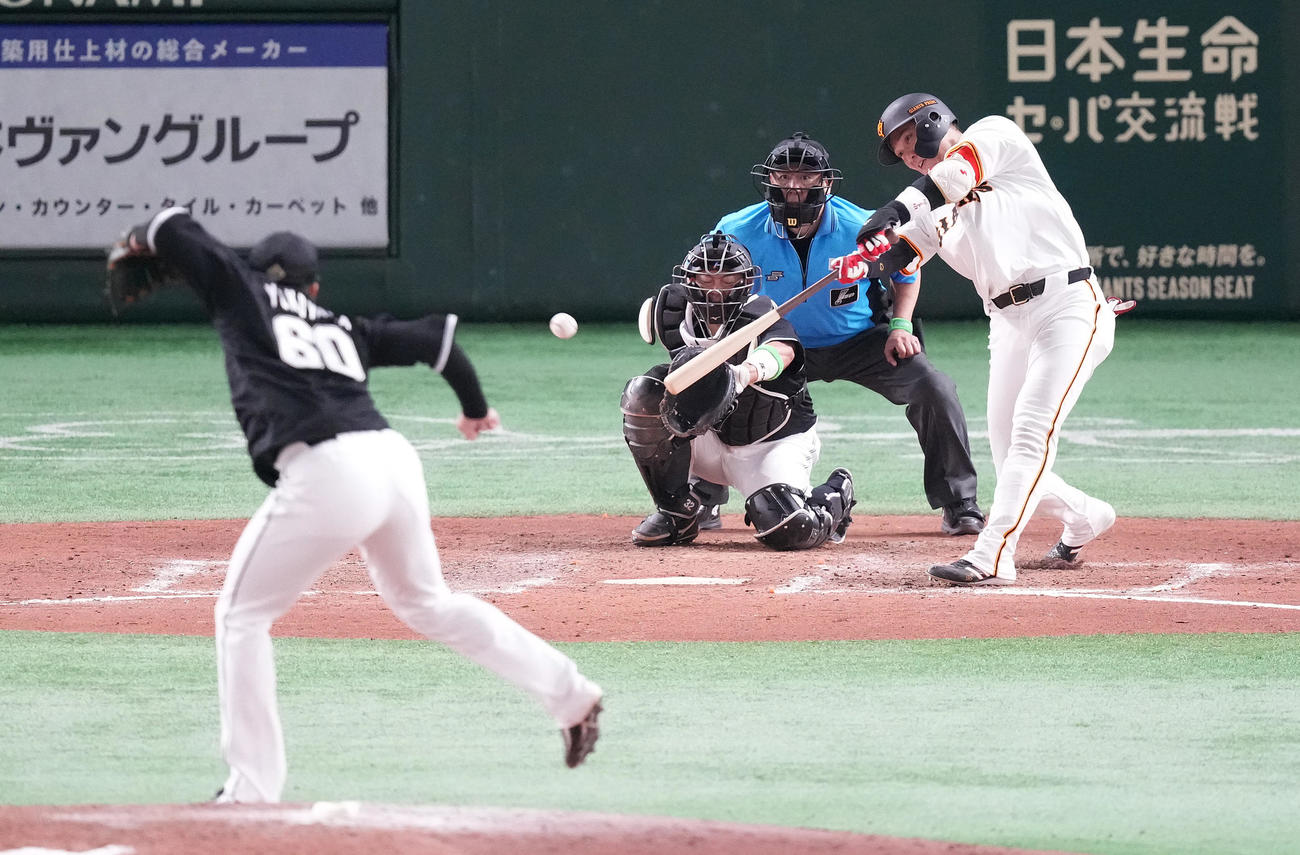 巨人対ロッテ　9回裏巨人無死、右前打を放つ坂本。投手横山（撮影・鈴木みどり）
