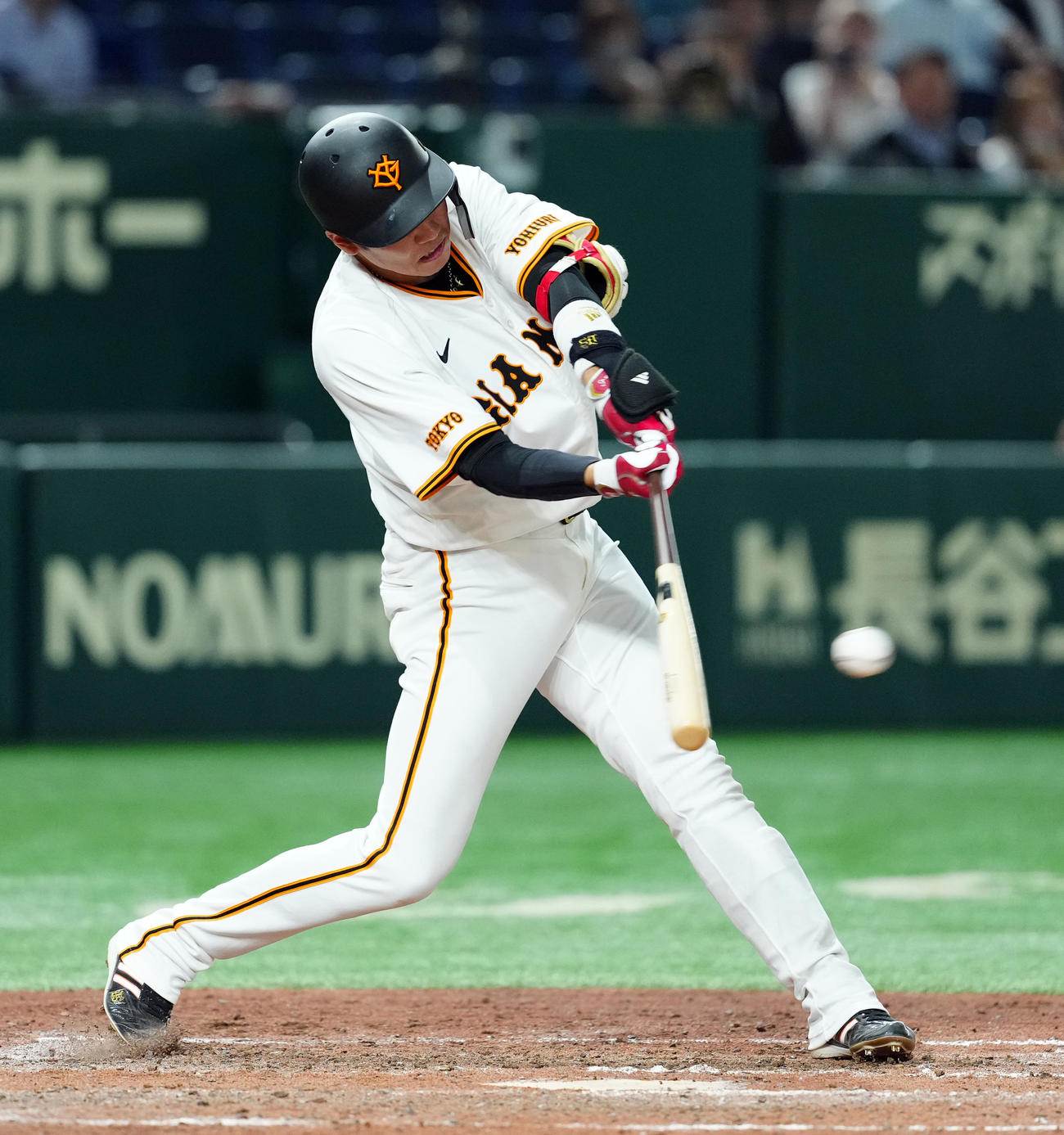 巨人対ロッテ　9回裏巨人無死、右前に安打を放つ坂本（撮影・たえ見朱実）