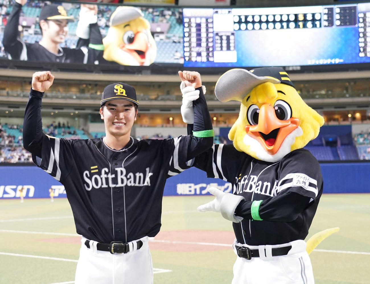 中日対ソフトバンク　ヒーローインタビューを終えハリーとポーズを決める広瀬（撮影・森本幸一）