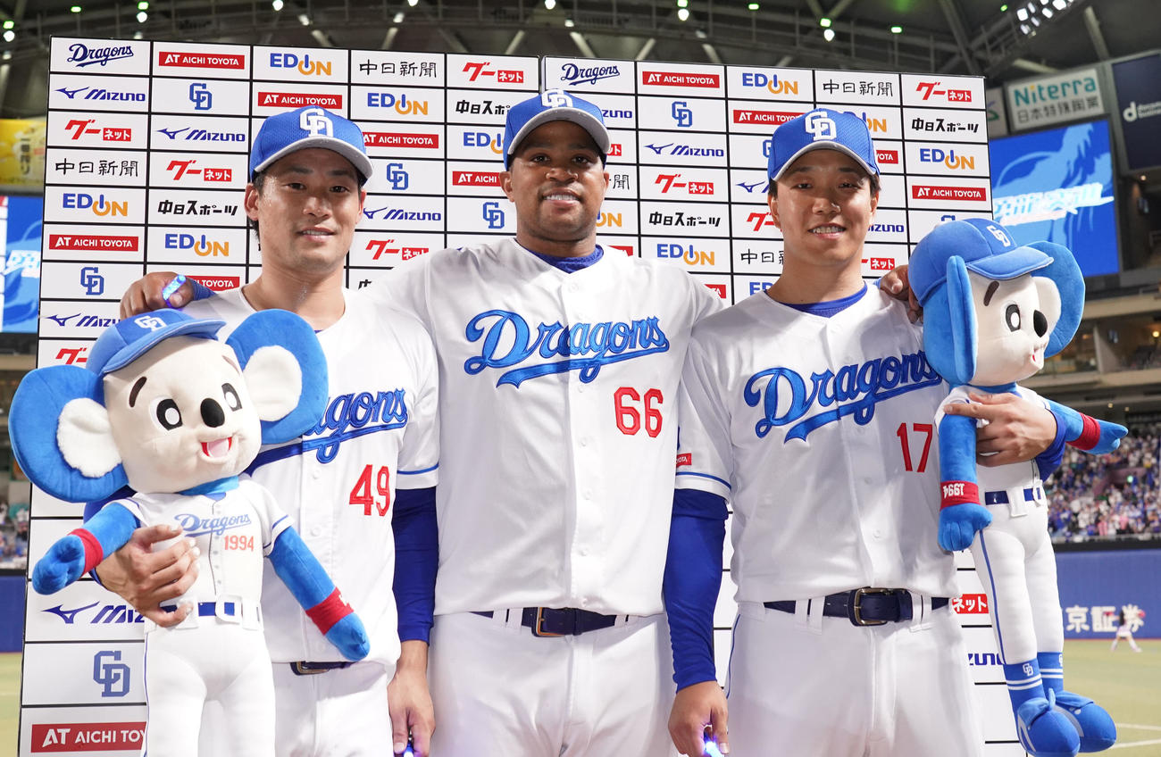 中日対ソフトバンク　ヒーローインタビューを終え、笑顔でポーズを決める（左から）加藤匠、ビシエド、柳（撮影・森本幸一）