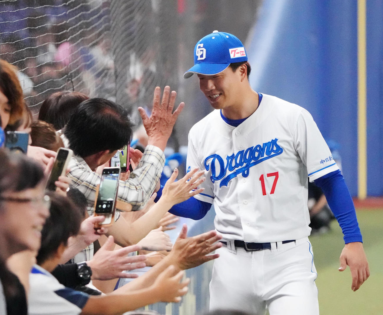 中日対ソフトバンク　ファンとタッチを交わす柳（右）（撮影・森本幸一）