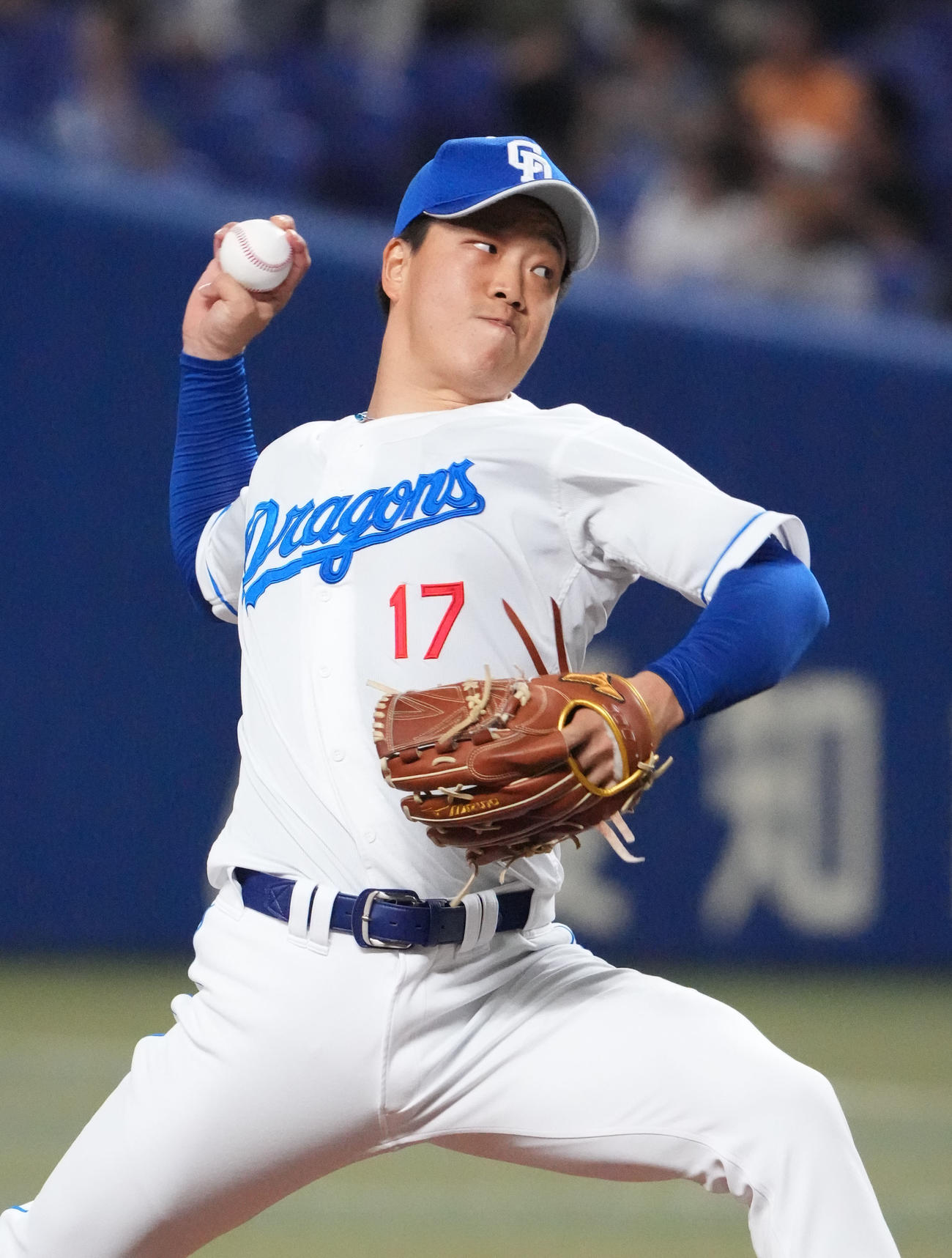 中日対ソフトバンク　1回表、登板する中日先発の柳（撮影・森本幸一）