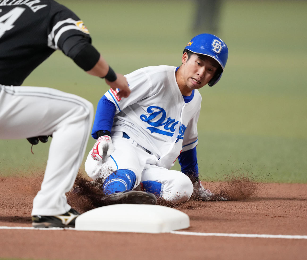 中日対ソフトバンク　2回裏中日2死、左中間へ三塁打を放ち滑り込む田中（右）ベースカバーは栗原（撮影・森本幸一）