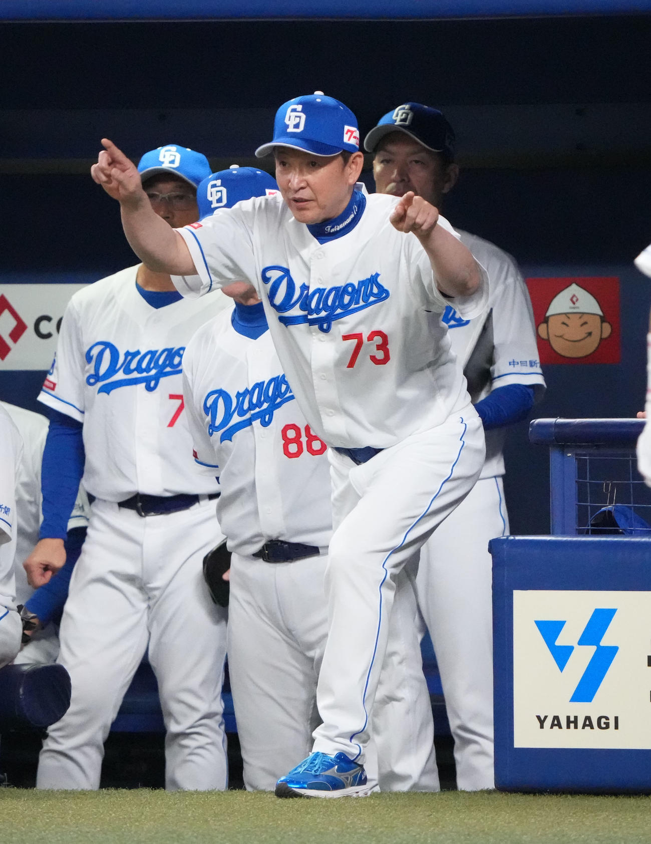 中日対ソフトバンク　6回裏中日1死二、三塁、尾田の本塁アウトの判定にリクエストする立浪監督（手前）（撮影・森本幸一）