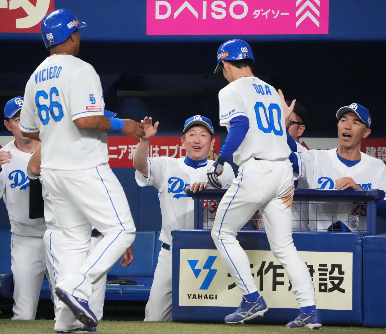 中日対ソフトバンク　8回裏中日1死一、二塁、加藤匠の左中間2点適時二塁打で生還した尾田（手前右）とビシエド（同左）を迎える立浪監督（中央）（撮影・森本幸一）