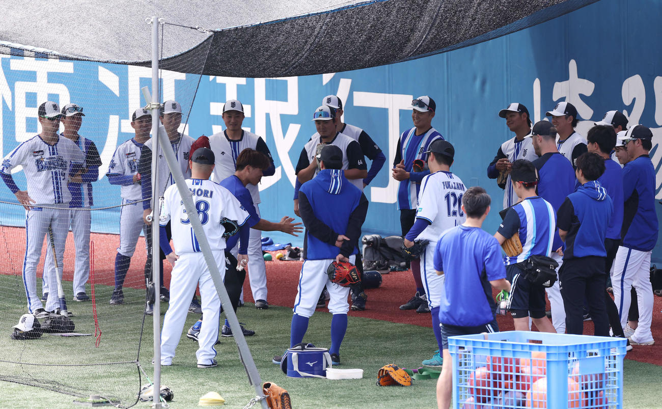 DeNA対オリックス　試合前、投手円陣で盛り上げようとするDeNA徳山（中央）（撮影・宮地輝）