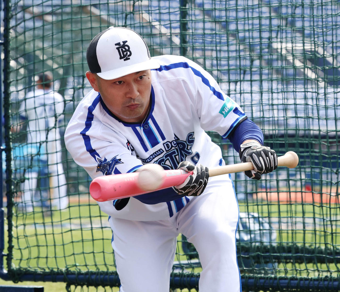 DeNA対オリックス　試合前、バント練習するDeNA森唯（撮影・宮地輝）