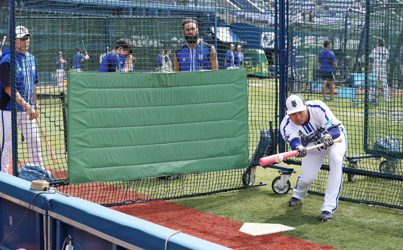 DeNA対オリックス　試合前、DeNA三浦監督（左）が見つめる中バント練習する森唯（撮影・宮地輝）