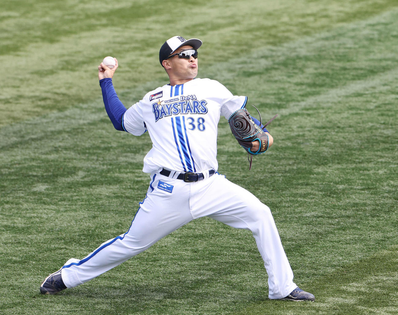 DeNA対オリックス　試合前、キャッチボールするDeNA森唯（撮影・宮地輝）