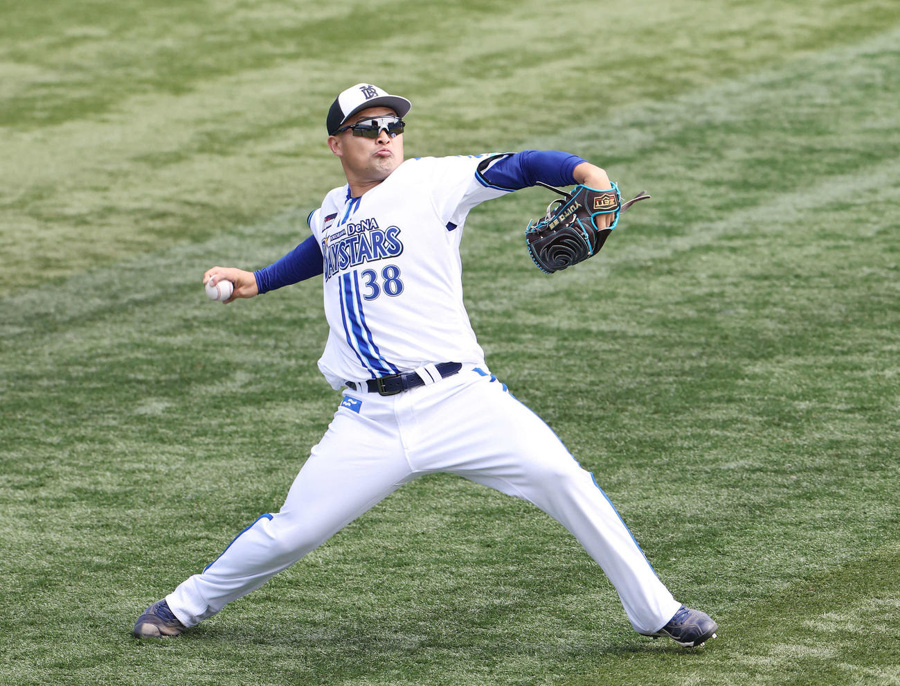 DeNA対オリックス　試合前、キャッチボールするDeNA森唯（撮影・宮地輝）