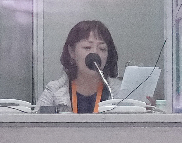巨人対ロッテ　試合前、ロッテの先発メンバーを読み上げる谷保恵美さん（撮影・鈴木みどり）