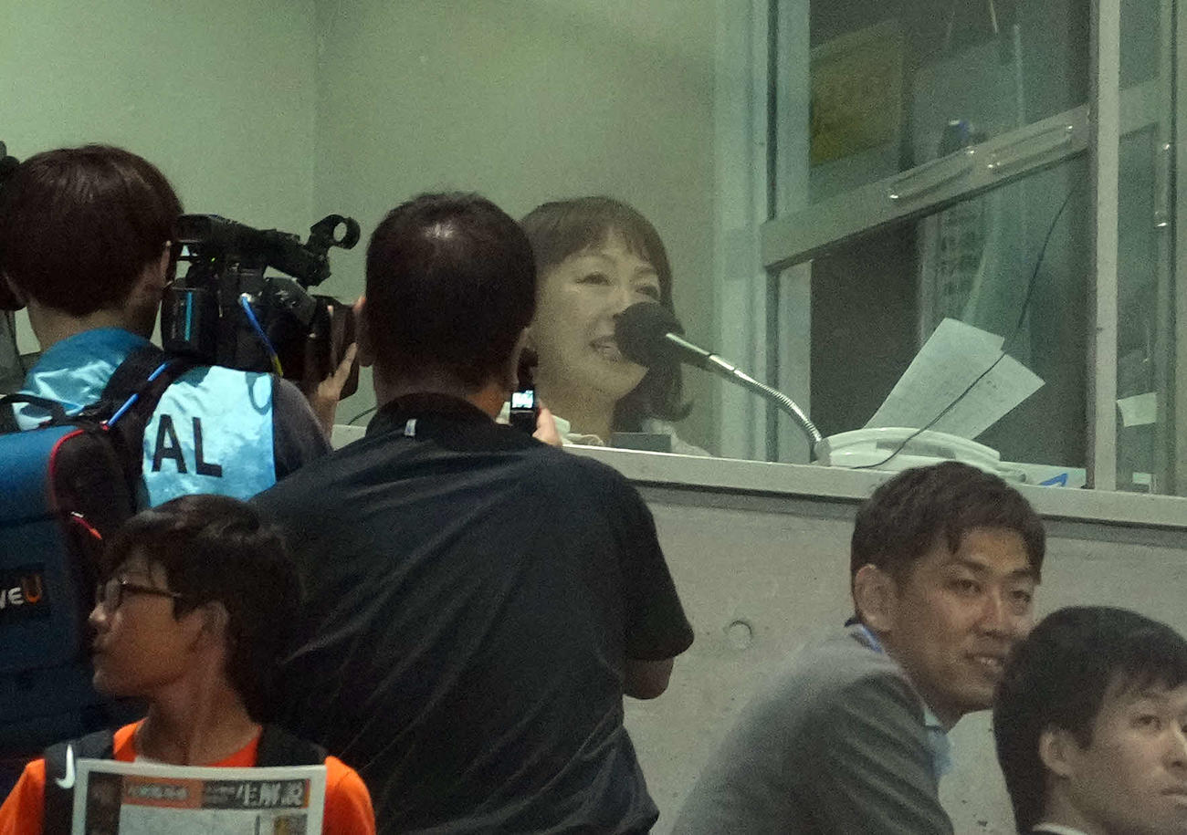 巨人対ロッテ　ロッテの元スタジアムアナウンサーを務めた谷保恵美さんがサプライズ出演（撮影・たえ見朱実）