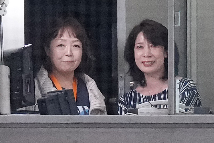 巨人対ロッテ　試合前、ロッテの先発メンバーを読み上げた谷保恵美さん（左）と巨人の先発メンバーを読み上げた渡辺三保さん（撮影・鈴木みどり）