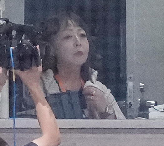 巨人対ロッテ　試合前、ロッテの先発メンバーを読み上げた谷保恵美さん（撮影・鈴木みどり）