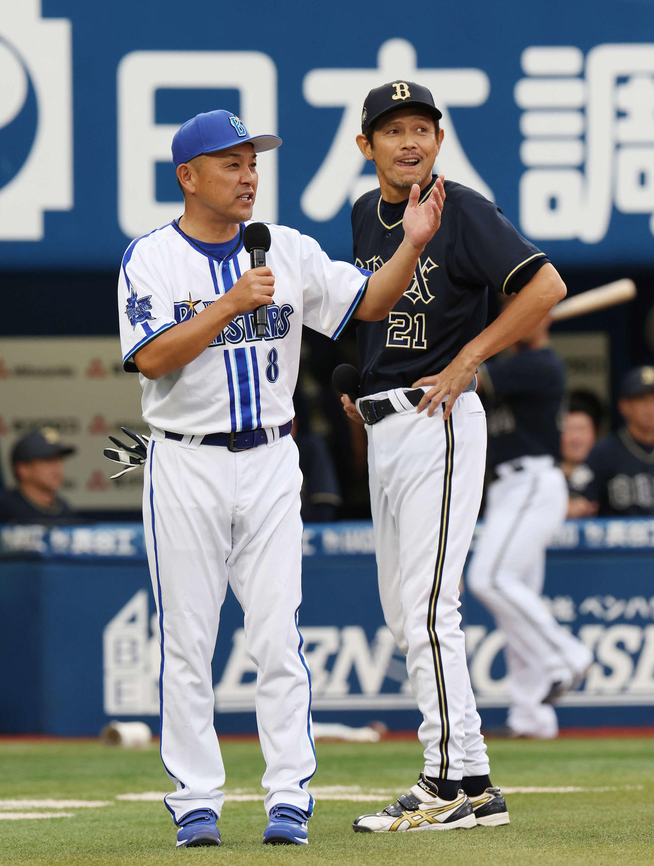 DeNA対オリックス　OB1打席対決で対決した谷繁氏（左）と野田氏（撮影・宮地輝）