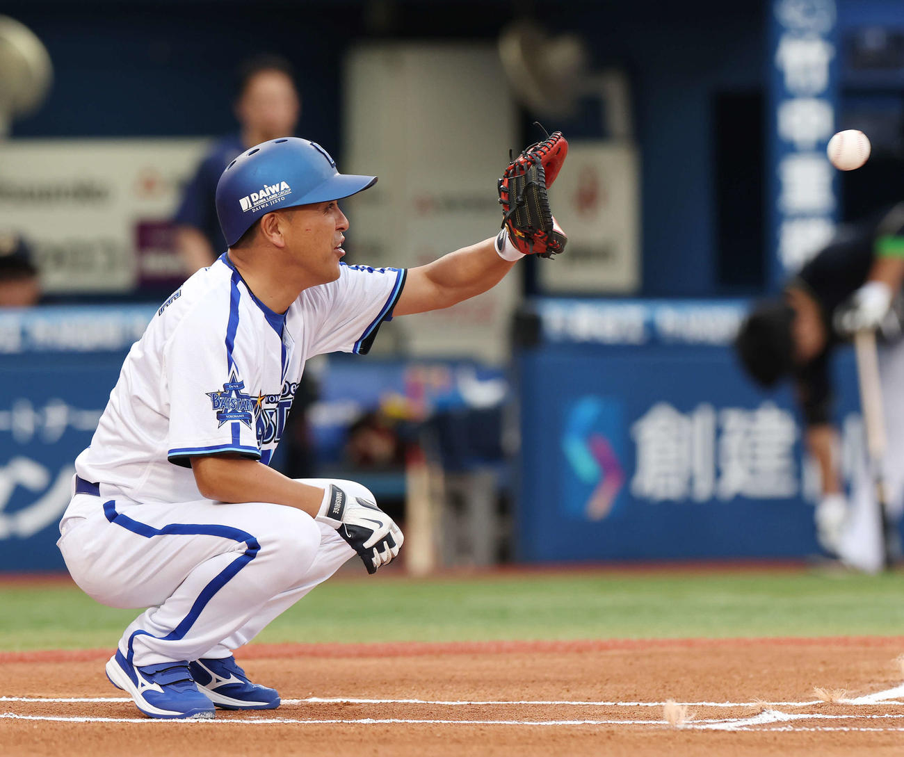 DeNA対オリックス　OB1打席対決で野田氏の球を受ける谷繁氏（撮影・宮地輝）