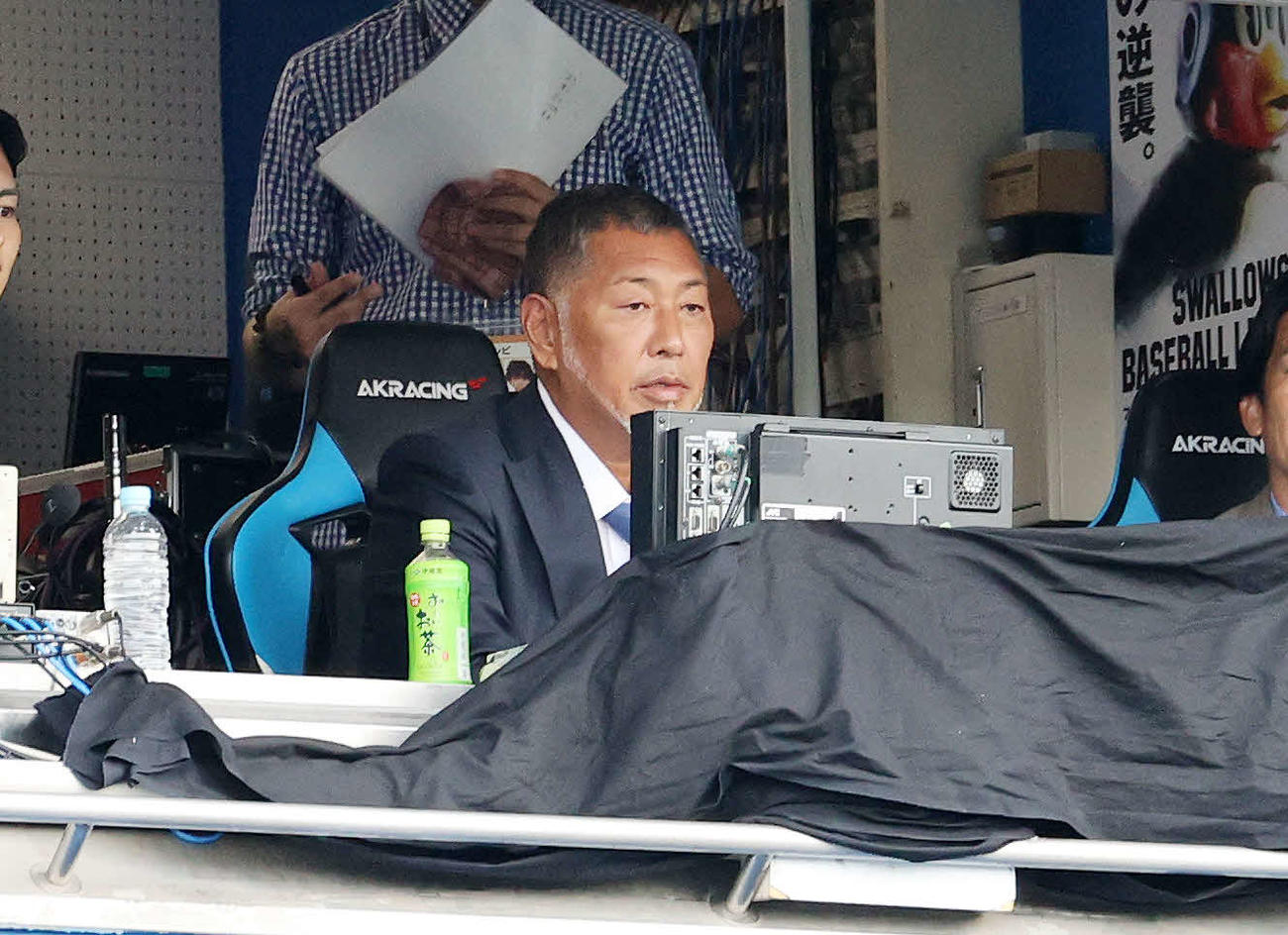 ヤクルト対西武　解説席に座る清原氏（撮影・鈴木正人）