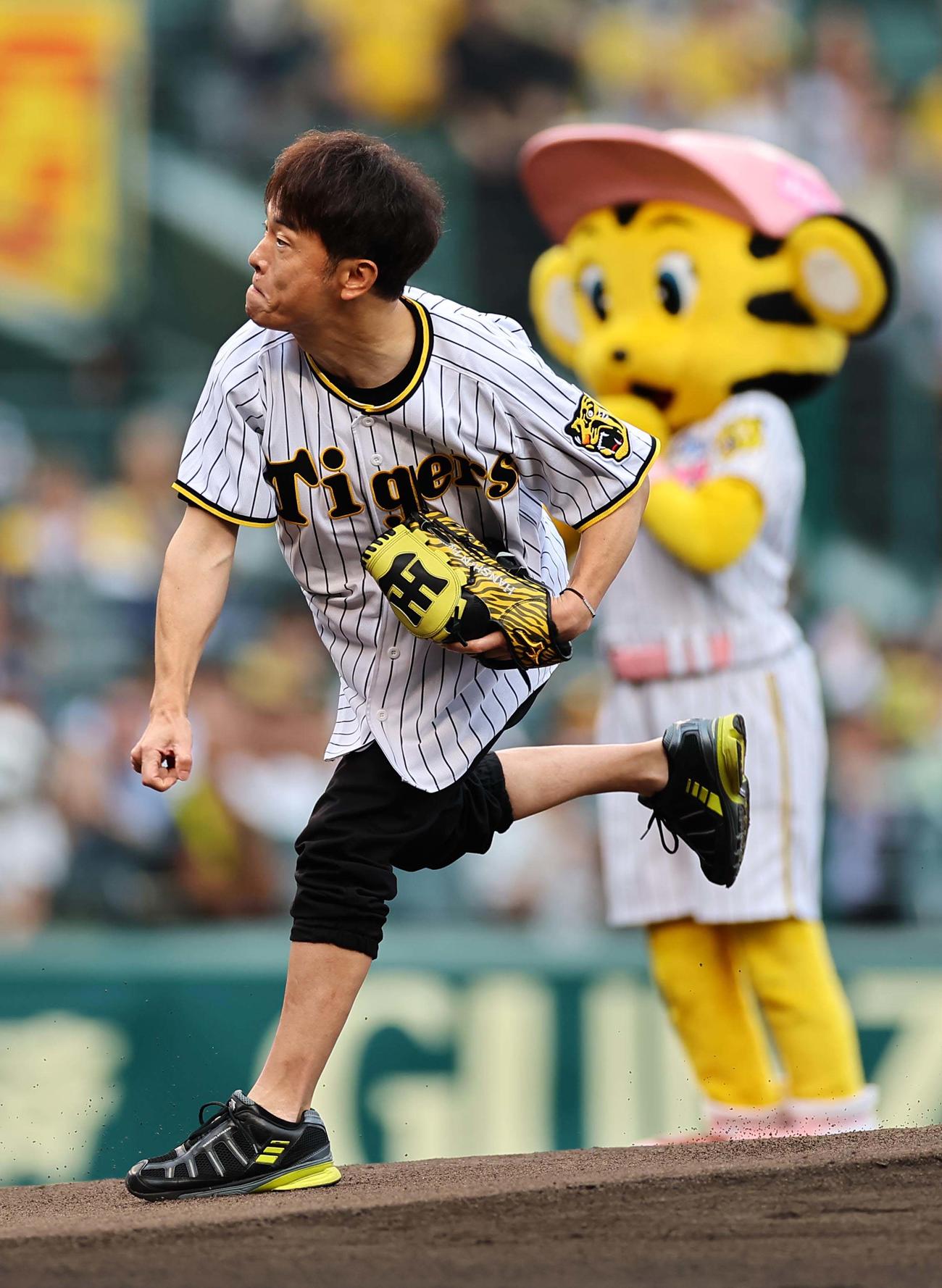 阪神対楽天　始球式で投球する陣内（撮影・上田博志）