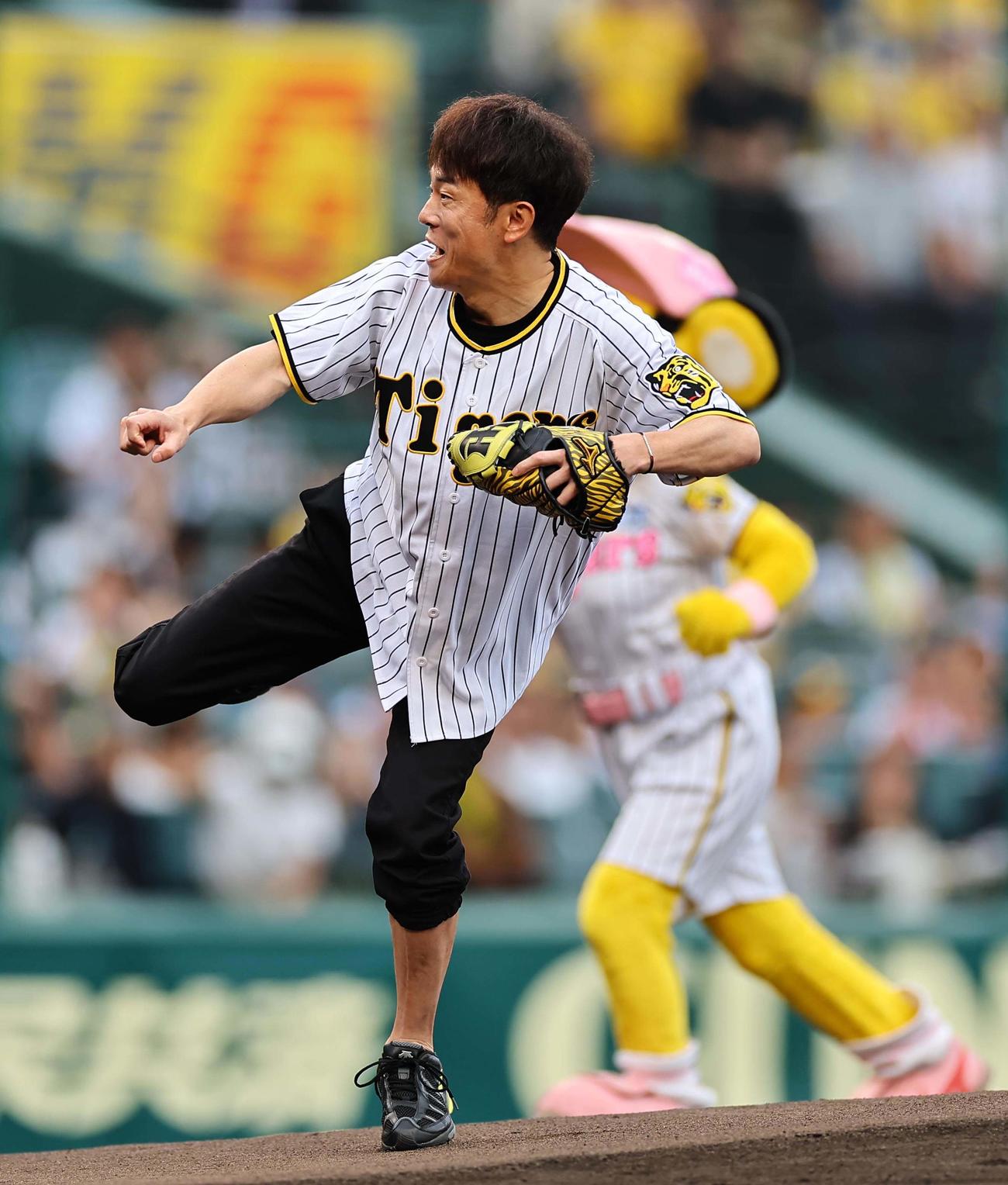 阪神対楽天　始球式で投球する陣内（撮影・上田博志）