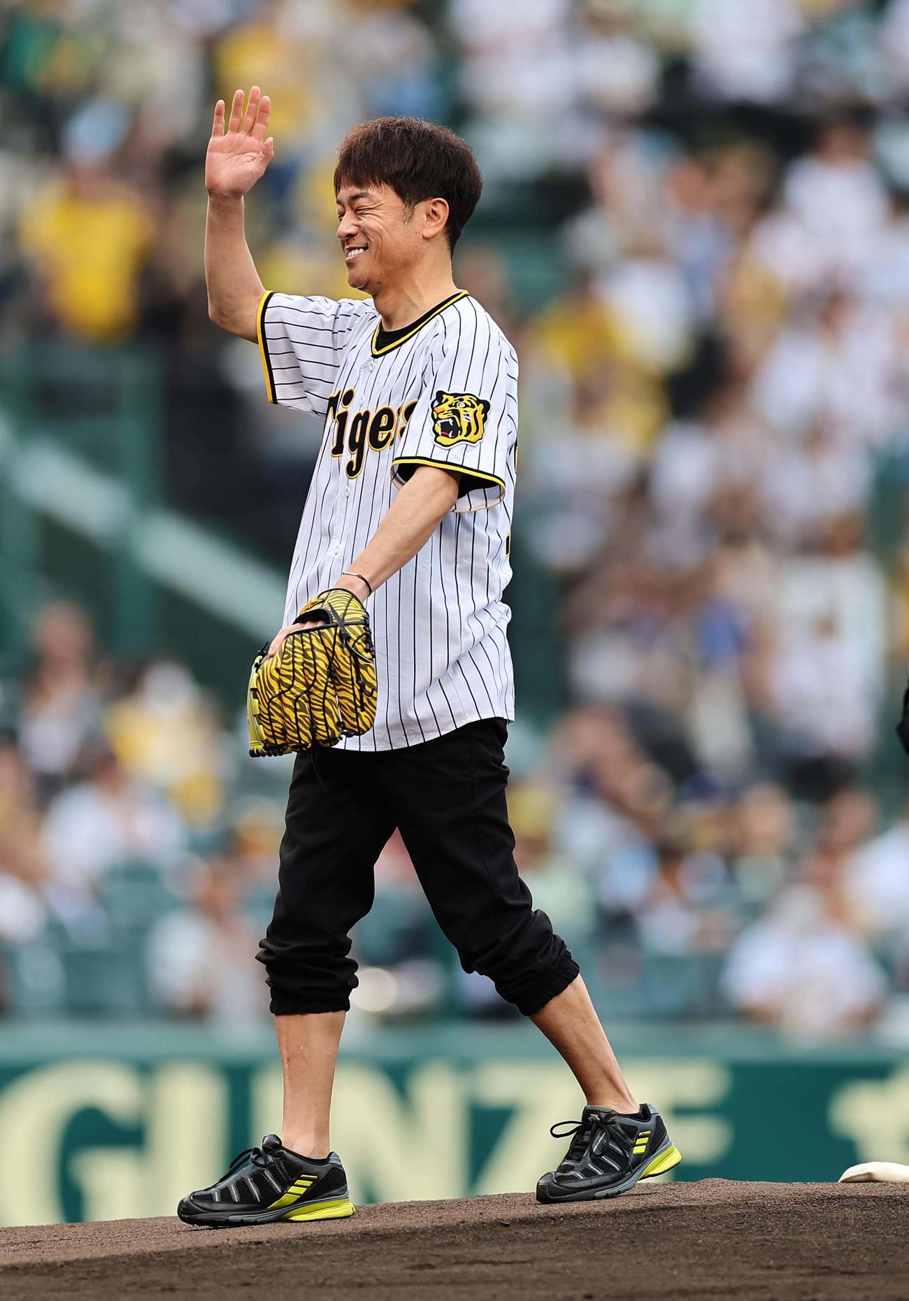 阪神対楽天　始球式を務めた陣内は笑顔を見せる（撮影・上田博志）