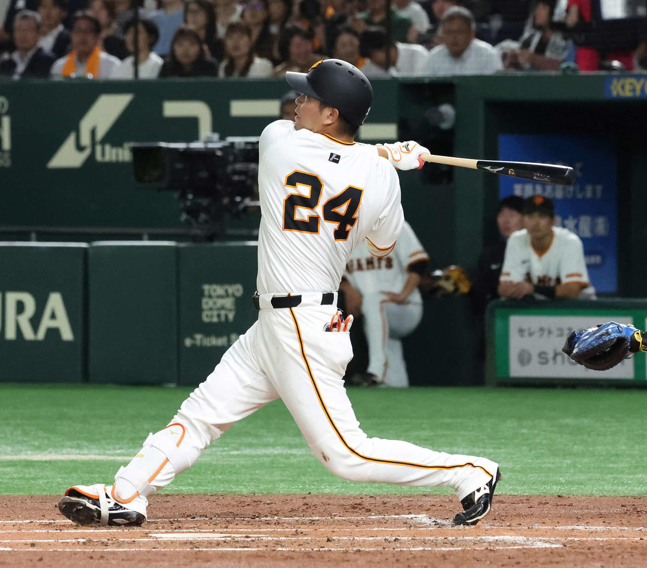 巨人対ロッテ　2回裏巨人1死一、二塁、大城は右越えに3点本塁打を放つ（撮影・丹羽敏通）