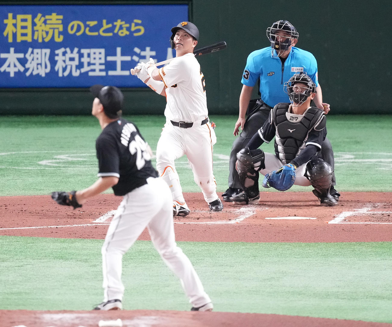 巨人対ロッテ　2回裏巨人1死一、二塁、先制の右越え3点本塁打を放つ大城卓。投手西野（撮影・鈴木みどり）