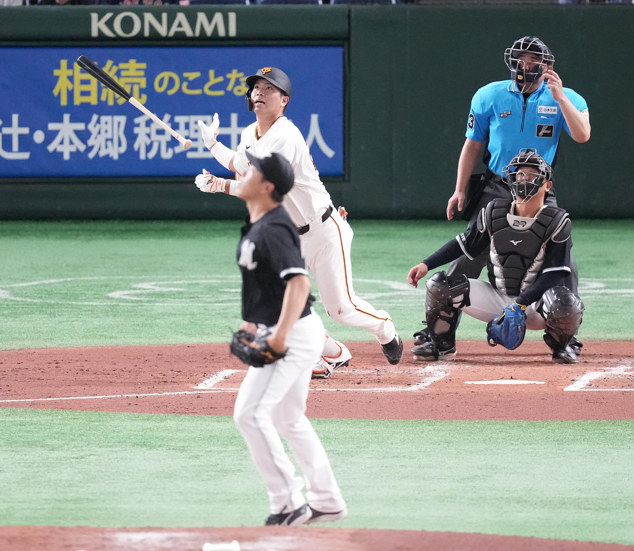 巨人対ロッテ　2回裏巨人1死一、二塁、先制の右越え3点本塁打を放つ大城卓。投手西野（撮影・鈴木みどり）