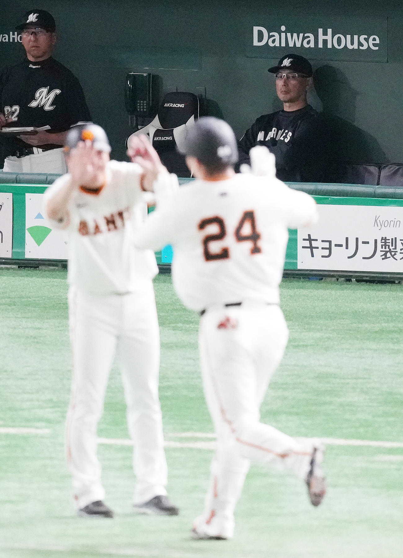 巨人対ロッテ　2回裏巨人1死一、二塁、大城卓に先制の右越え3点本塁打を浴び、浮かない表情の吉井監督（右奥）（撮影・鈴木みどり）