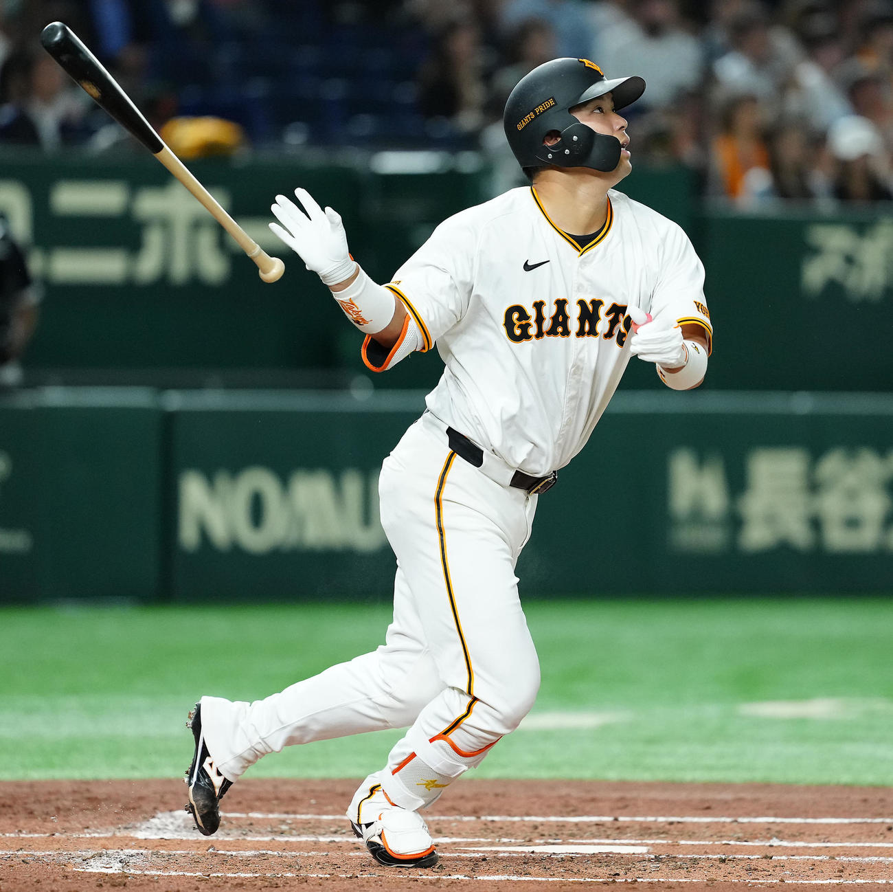 巨人対ロッテ　2回裏巨人1死一、二塁、右越えに3点本塁打を放ち打球の行方を見る大城卓（撮影・たえ見朱実）