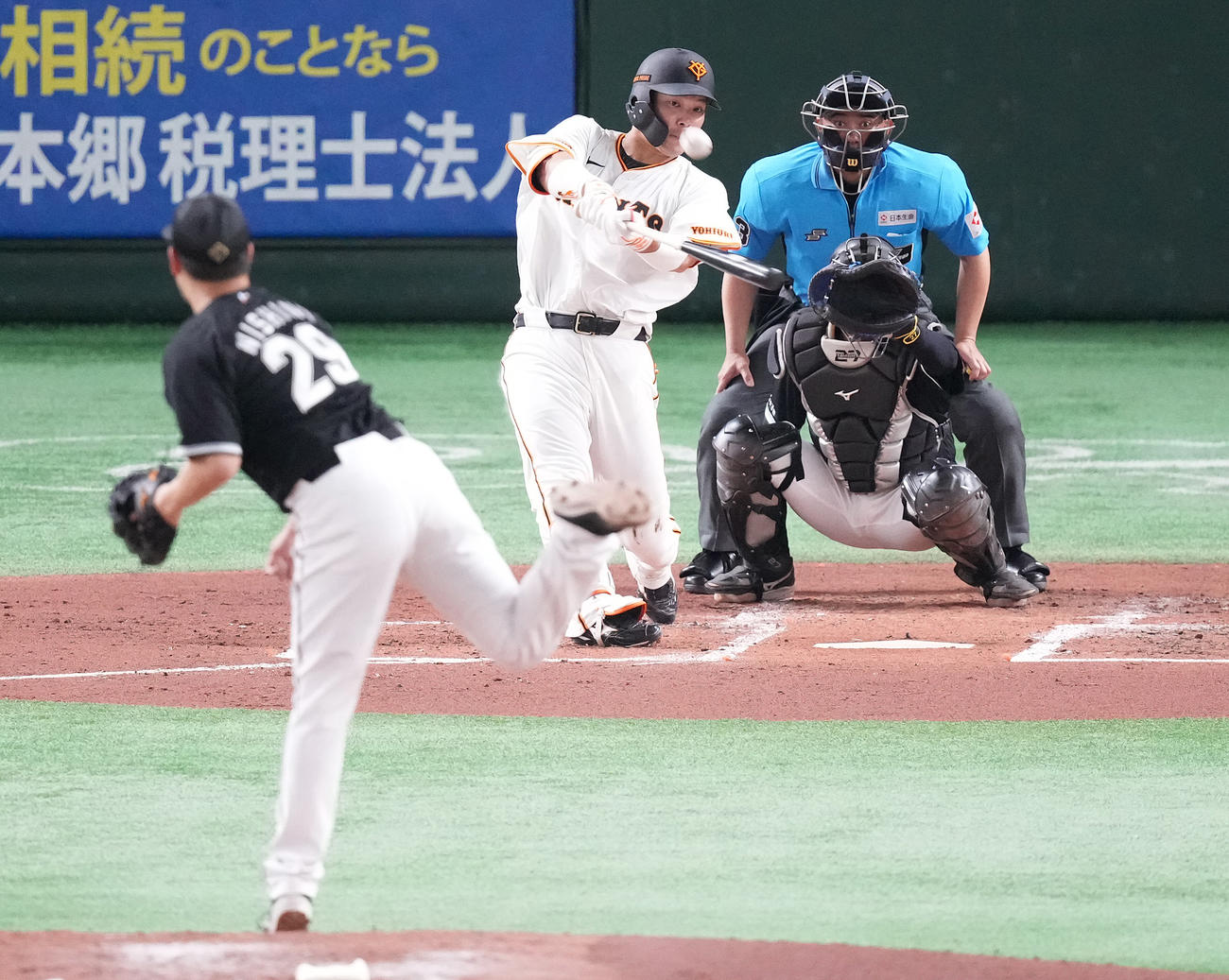 巨人対ロッテ　2回裏巨人1死一、二塁、先制の右越え3点本塁打を放つ大城卓。投手西野（撮影・鈴木みどり）