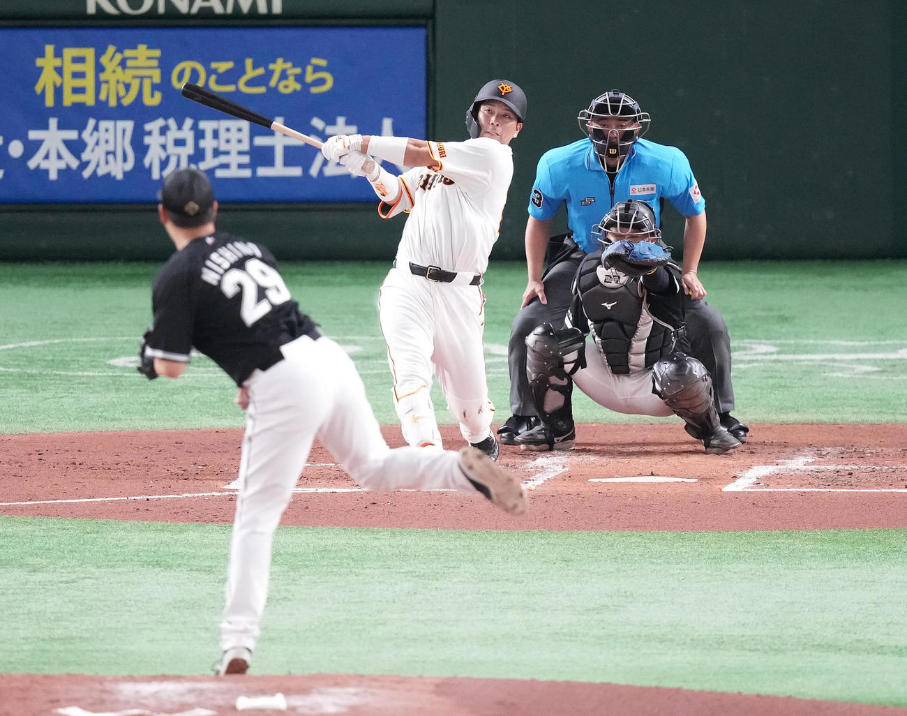 巨人対ロッテ　2回裏巨人1死一、二塁、先制の右越え3点本塁打を放つ大城卓。投手西野（撮影・鈴木みどり）