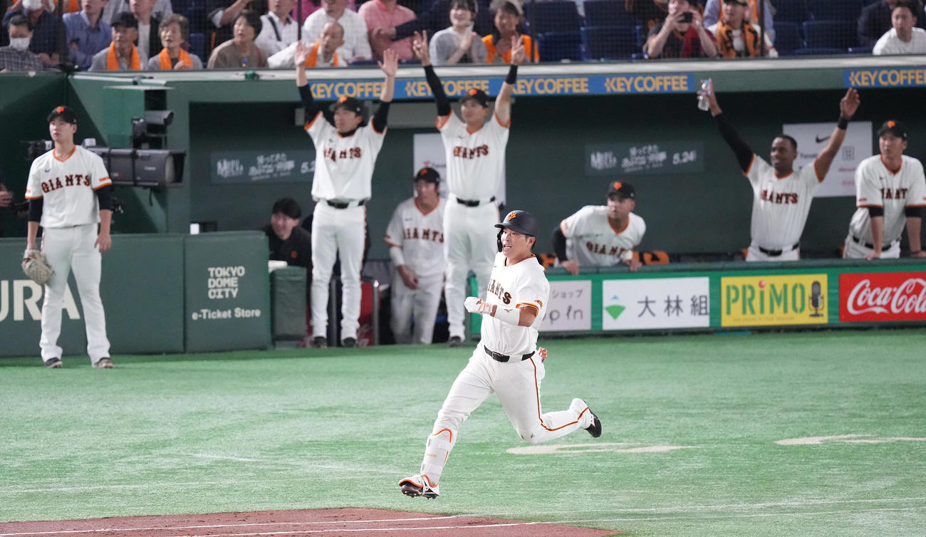 巨人対ロッテ　2回裏巨人1死一、二塁、先制の右越え3点本塁打を放ち一塁へ向かう大城卓（撮影・鈴木みどり）