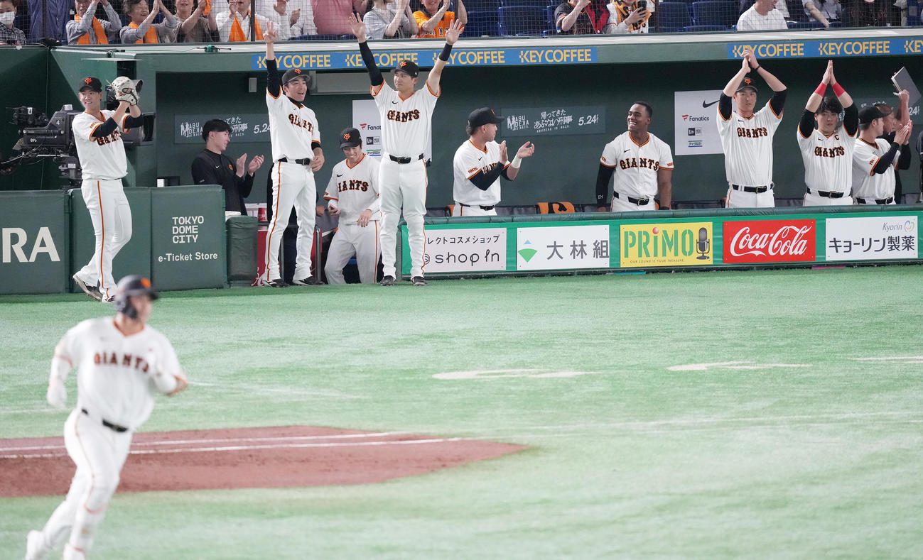 巨人対ロッテ　2回裏巨人1死一、二塁、大城卓の先制の右越え3点本塁打に盛り上がる井上（左）らナイン（撮影・鈴木みどり）