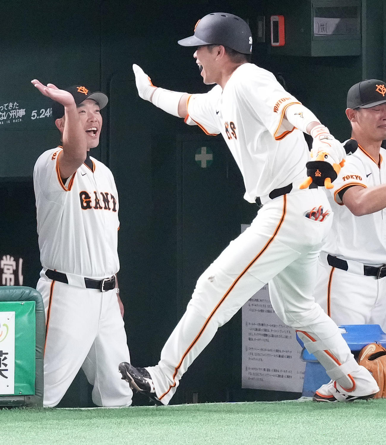 巨人対ロッテ　2回裏巨人1死一、二塁、先制の右越え3点本塁打を放った大城卓を笑顔で迎える阿部監督（左）（撮影・鈴木みどり）
