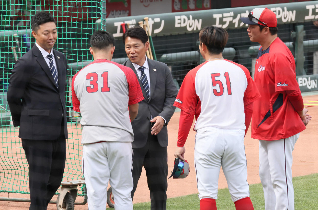 広島対日本ハム　試合前練習中、球場に訪れた侍ジャパン井端監督（中央）。左から吉見侍ジャパンコーチ、坂倉、井端侍ジャパン監督、小園、新井監督（撮影・加藤孝規）