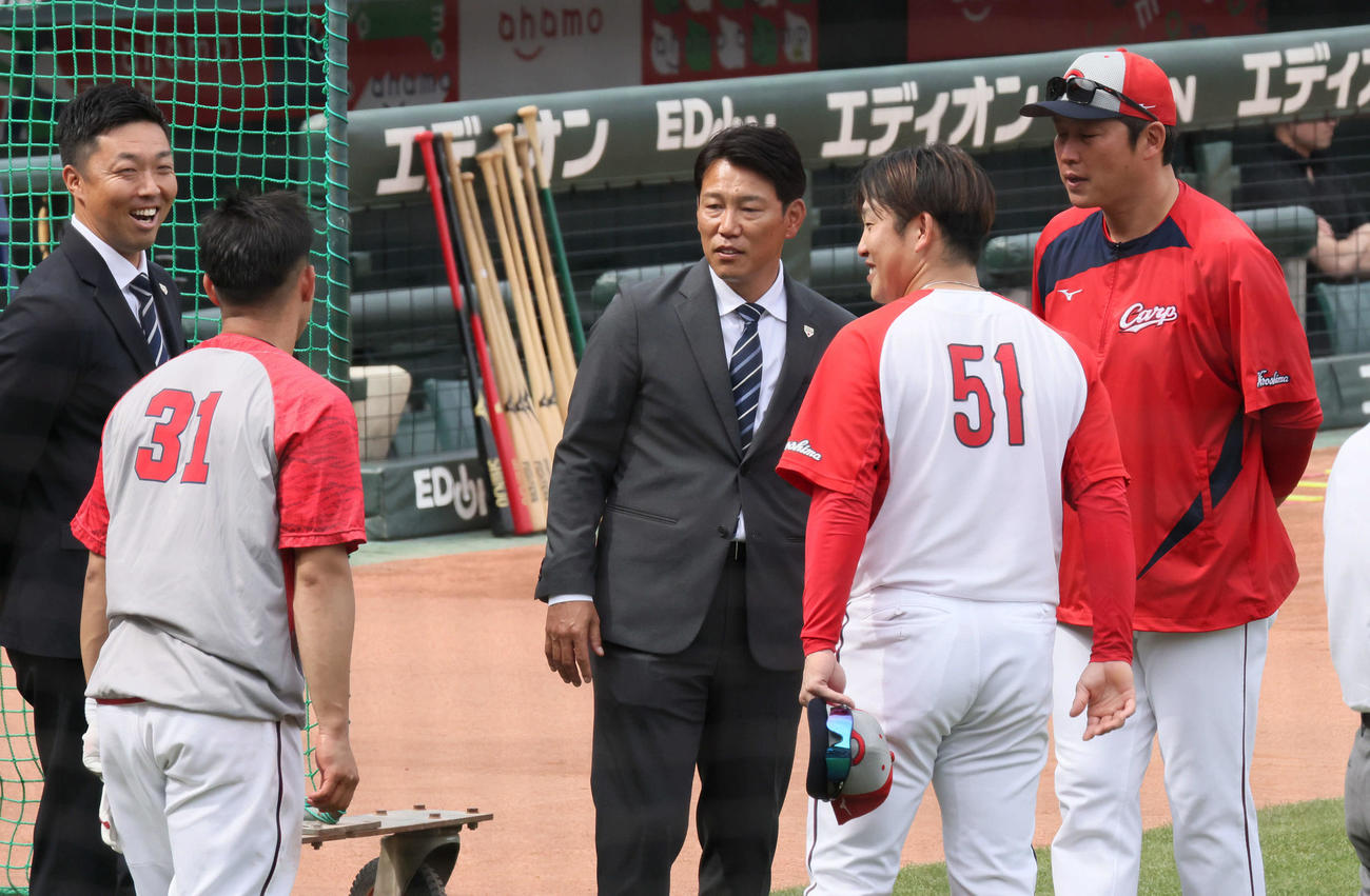 広島対日本ハム　試合前練習中、球場に訪れた侍ジャパン井端監督（中央）。左から吉見侍ジャパンコーチ、坂倉、井端侍ジャパン監督、小園、新井監督（撮影・加藤孝規）