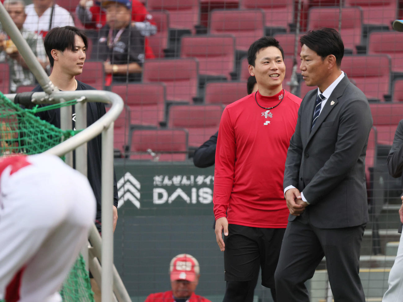 広島対日本ハム　日本ハムの試合前練習中、球場に訪れた侍ジャパン井端監督（右）にあいさつする広島栗林（中央）と森下（左）（撮影・加藤孝規）
