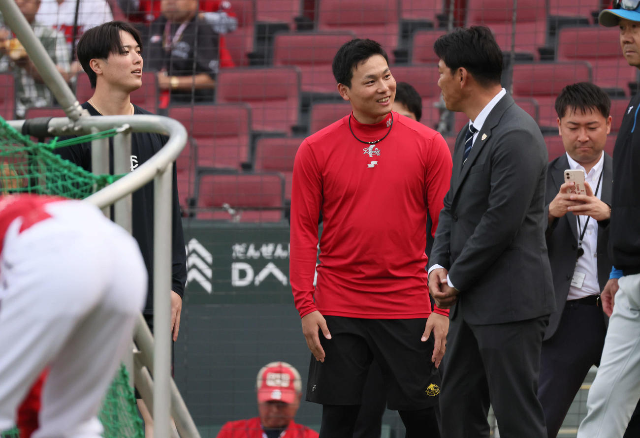 広島対日本ハム　日本ハムの試合前練習中、球場に訪れた侍ジャパン井端監督（右）にあいさつする広島栗林（中央）と森下（左）（撮影・加藤孝規）
