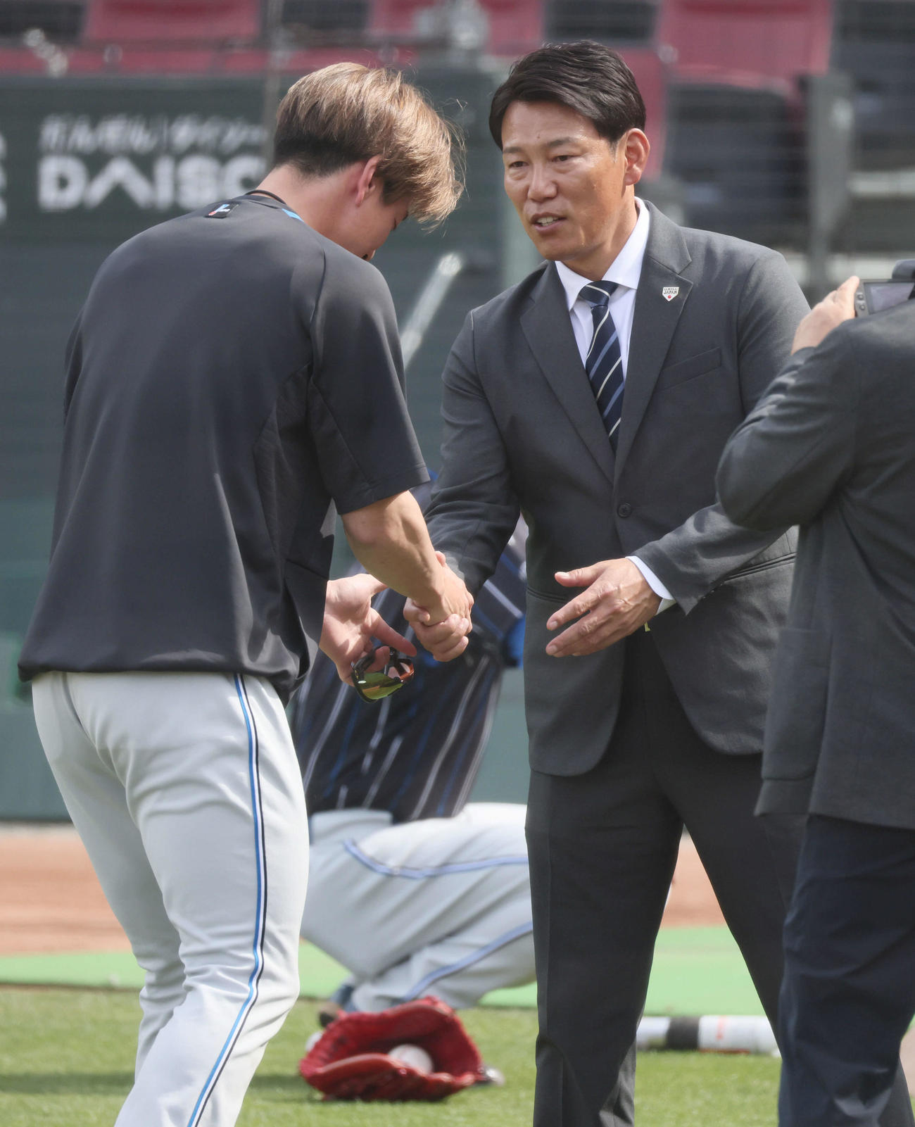 広島対日本ハム　試合前練習中、球場に訪れた侍ジャパン井端監督にあいさつする松本剛（左）（撮影・加藤孝規）