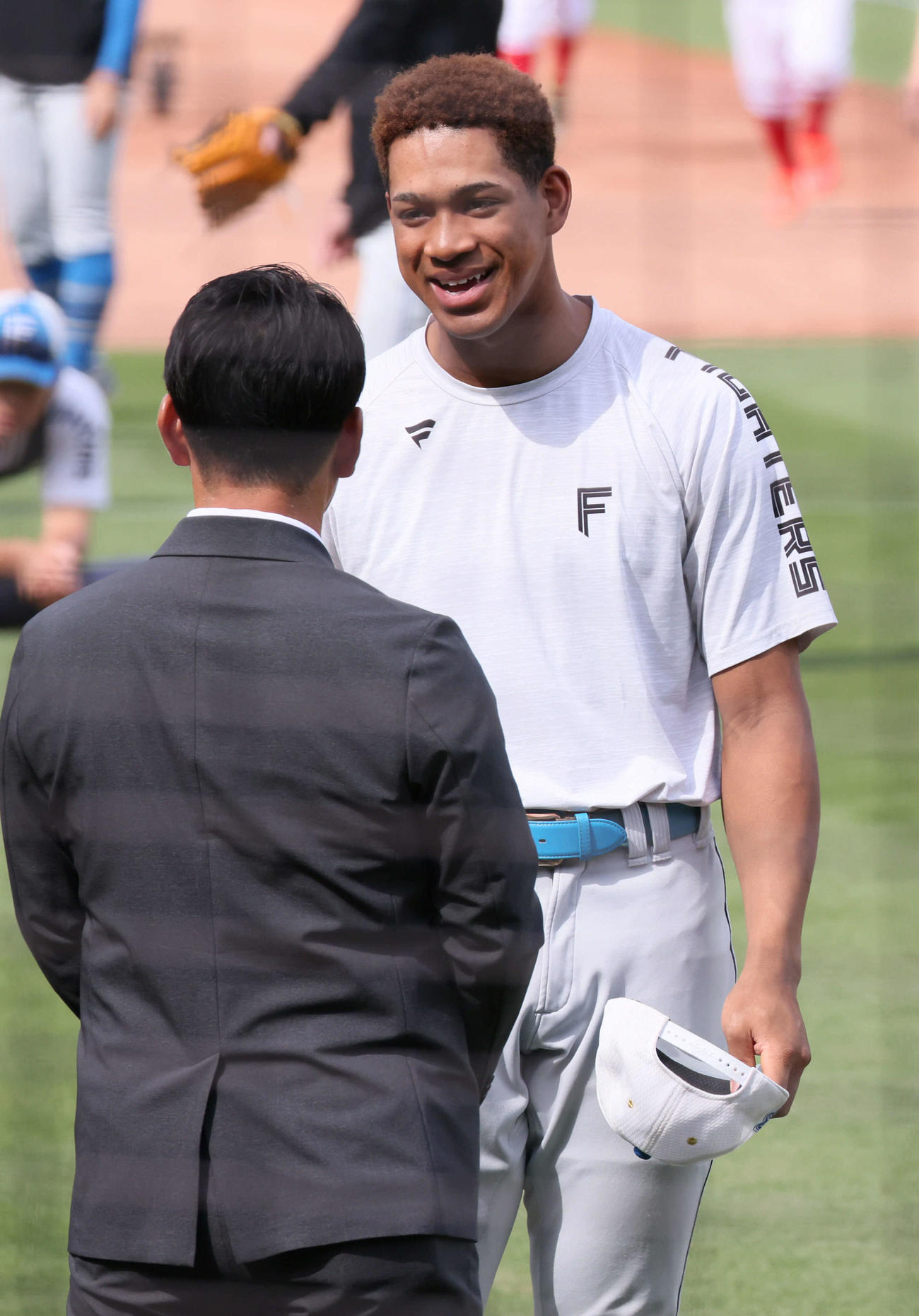 広島対日本ハム　試合前練習中、球場に訪れた侍ジャパン井端監督にあいさつする万波（右）（撮影・加藤孝規）