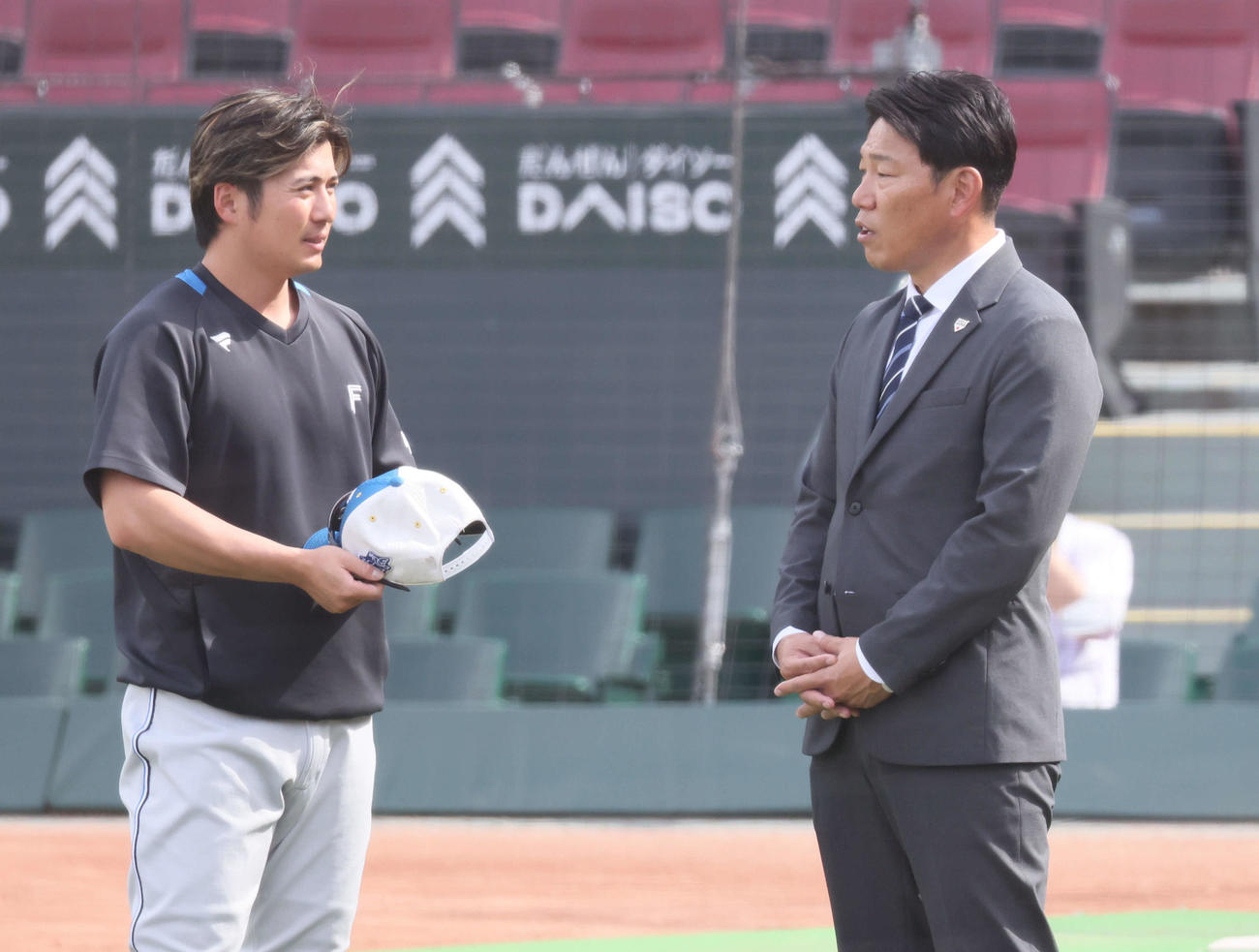 広島対日本ハム　試合前練習中、球場に訪れた侍ジャパン井端監督にあいさつする上川畑（左）（撮影・加藤孝規）