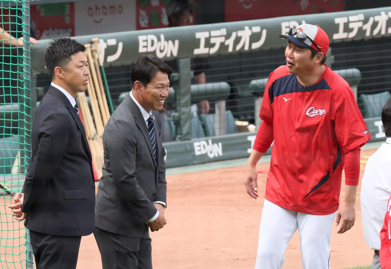 広島対日本ハム　試合前練習中、球場に訪れた侍ジャパン井端監督（中央）新井監督（右）と話し合う。左は吉見侍ジャパンコーチ（撮影・加藤孝規）