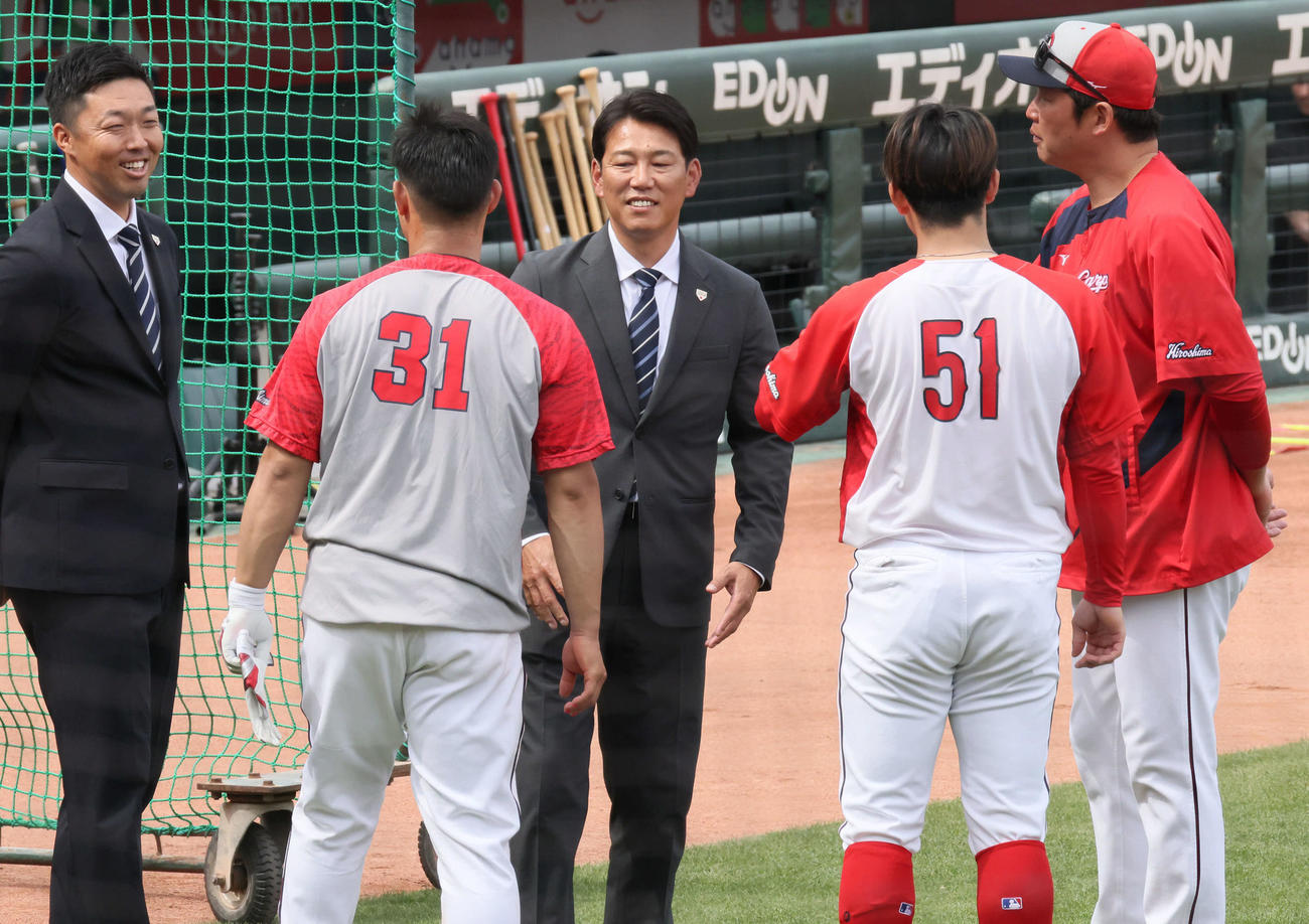 広島対日本ハム　試合前練習中、球場に訪れた侍ジャパン井端監督（中央）。左から吉見侍ジャパンコーチ、坂倉、井端侍ジャパン監督、小園、新井監督（撮影・加藤孝規）