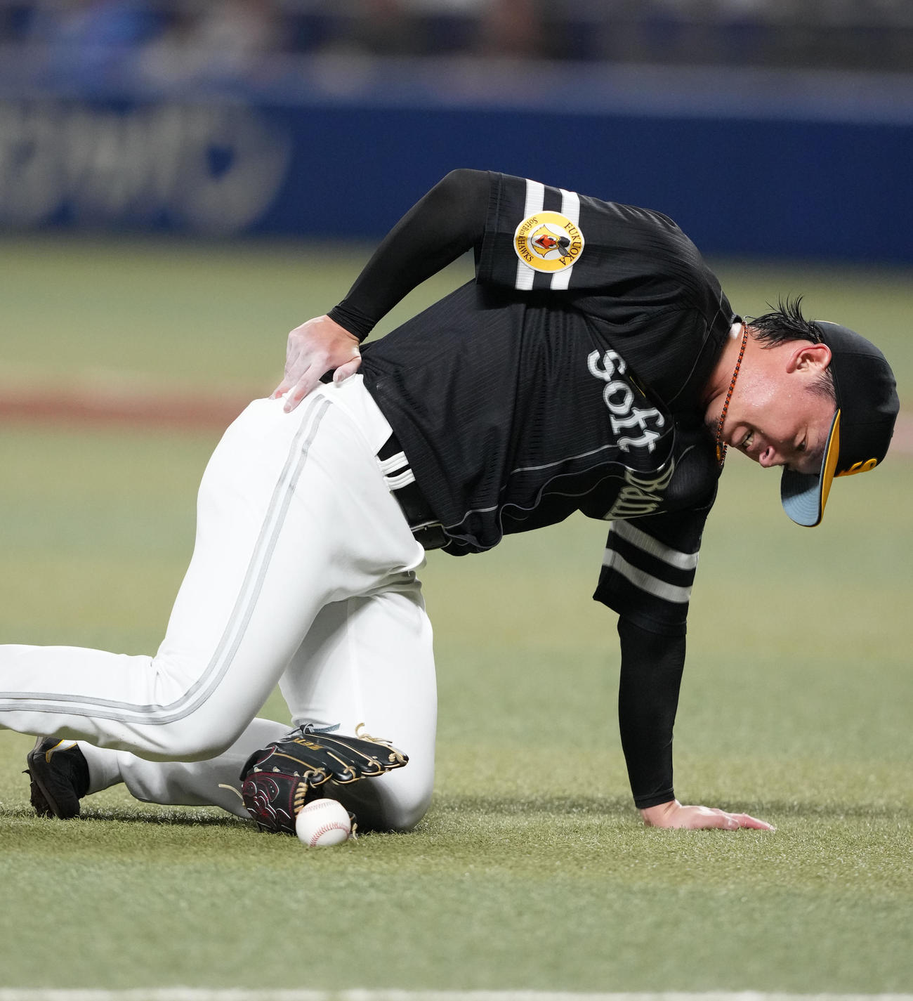 中日対ソフトバンク　3回裏中日2死、福永の打球を腰に当てうずくまる東浜（撮影・森本幸一）