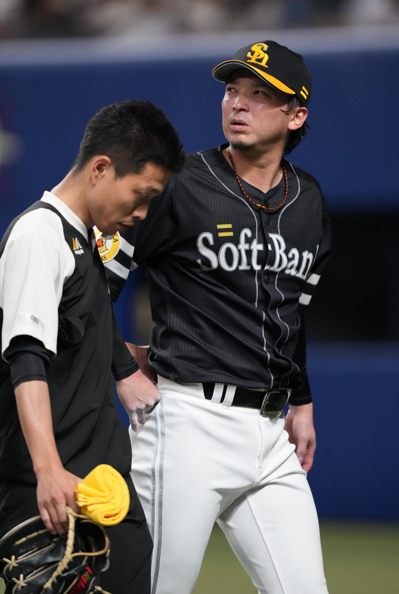 中日対ソフトバンク　3回裏中日2死、福永の打球を腰に当てベンチへ治療に向かう東浜（右）（撮影・森本幸一）