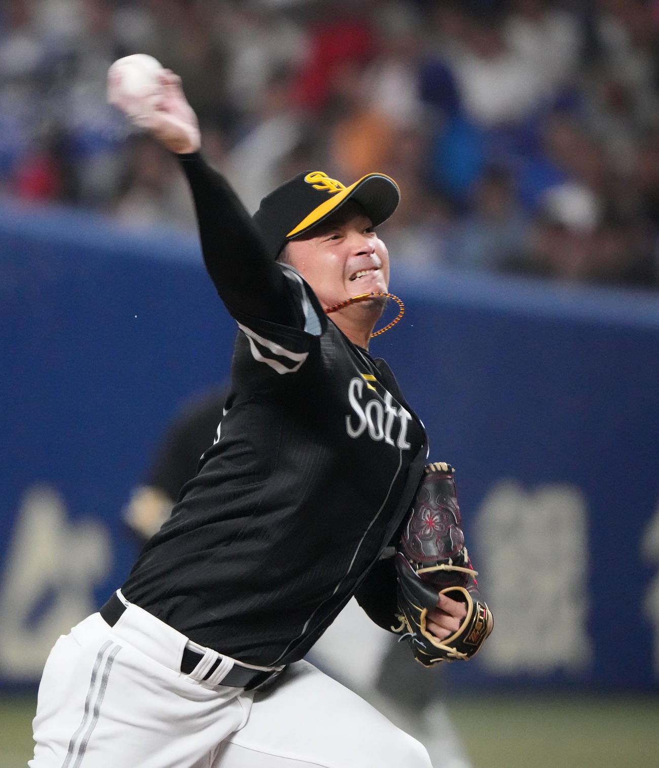 中日対ソフトバンク　1回裏、登板するソフトバンク先発の東浜（撮影・森本幸一）