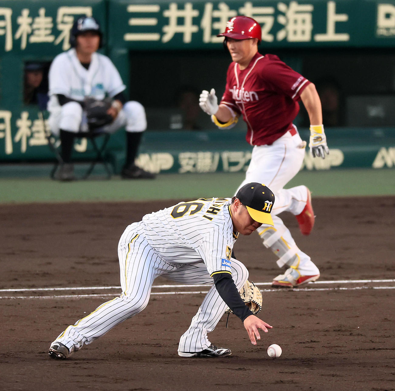 阪神対楽天　4回表楽天2死二塁、西勇は小深田の打球をエラーし一塁悪送球で失点（撮影・加藤哉）