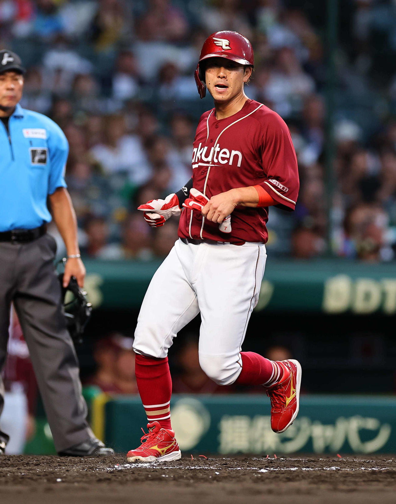 阪神対楽天　4回表楽天2死二塁、西勇のエラーで生還する鈴木大（撮影・上田博志）