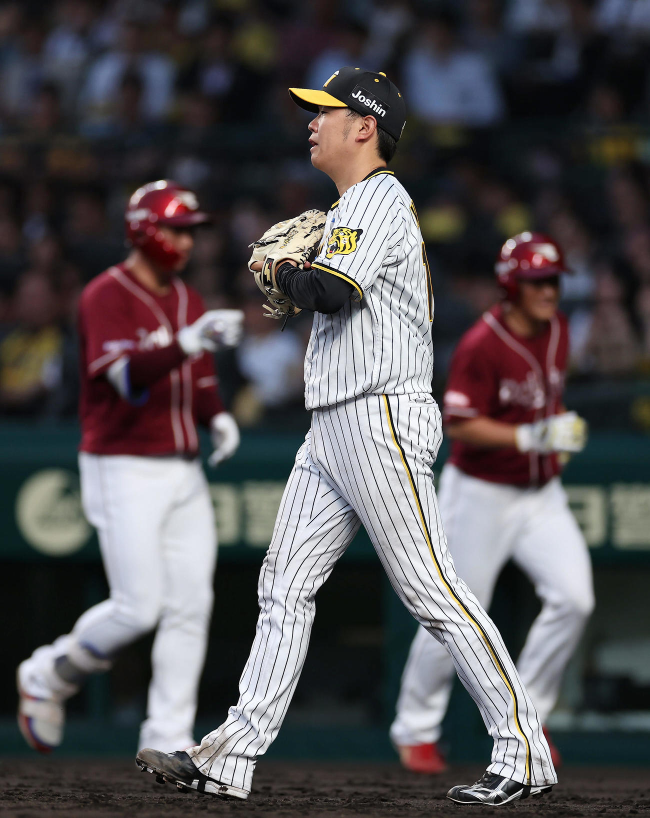 阪神対楽天　4回表楽天2死一、二塁、藤井に適時打を浴びた西勇（撮影・前田充）