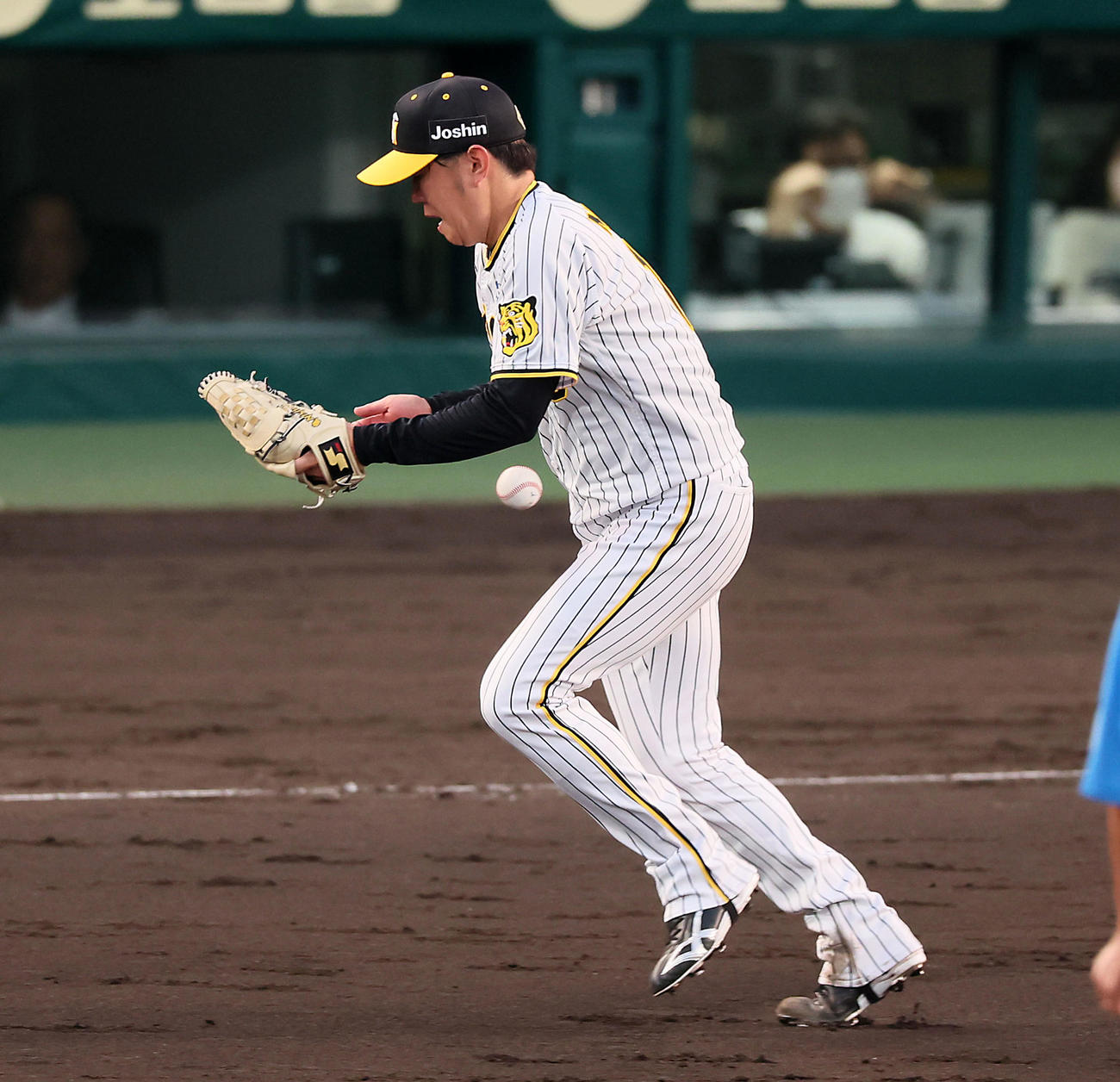 阪神対楽天　4回表楽天2死二塁、西勇は小深田の打球をエラーし一塁悪送球で失点（撮影・加藤哉）